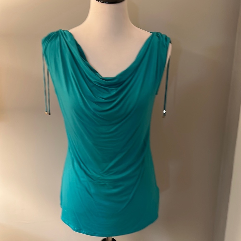 White House, Black market, Scoop front top. Size medium